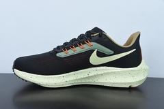 Tênis Nike Air Zoom Pegasus 39 Black Green Safety Orange na internet