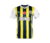 A camisa titular do Fenerbahce apresenta um design nostálgico que remete ao modelo utilizado em 1996. Ela combina as tradicionais listras verticais nas cores azul marinho e amarelo, que representam a identidade do clube- escudo - bordado - puma - 23/24 - 