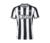  Camisa titular Newcastle United 23/24, design clássico, listras pretas e brancas, mangas retrô, gola V, punhos pretos, escudo do clube, logo Castore, patrocínio máster Sela, moda futebol masculina, home, 1, 1 png .