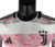 Camisa Reserva Juventus, Temporada 2023/24, Masculina, Estilo Alpino, Branco, Rosa, Picos Glaciais, Alpes Italianos, Adidas, Jeep, Escudo da Juventus, jogador, gola ,arredondada, masculina, 3 png.