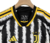 kit- infantil- juventus- home- 1 - criança- preta - branca- amarela- listrada- conjunto- adidas- escudo- bordado- gola- v-3 png.