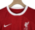 camisa- liverpool- home- 1- vermelho- kit- infantil- criança- nike- short- escudo- bordado- standard chartered- branca- gola- arredondada-3 png.