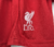 camisa- liverpool- home- 1- vermelho- kit- infantil- criança- nike- short- escudo- bordado- standard chartered- branca- gola- arredondada- 4 png.