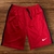 Shorts masculinos Nike Dry-Fit na cor vermelha com detalhes em preto e logotipo da Nike.