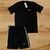 Conjunto masculino da Nike composto por camisa preta e short, ambos com detalhes em branco