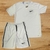 Conjunto masculino da Nike Dry-Fit, composto por camiseta branca e short branco com detalhes em preto.