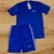 Conjunto masculino da Nike Dry-Fit na cor azul, composto por camisa e short, com detalhes em branco.