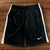 Shorts masculinos Nike Dry-Fit na cor preta, com detalhes em branco e logo da marca.