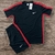 Conjunto Nike Dry-Fit masculino com camiseta preta e detalhes vermelhos, acompanhado de short preto.