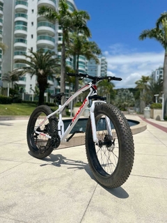 BICICLETA Z-RADER FAT BIKE CÂMBIO SHIMANO AÇO CARBONO ARO 26 FREIO A DISCO MECÂNICO 21 MARCHAS PNEU LARGO - BRANCA