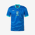 Camisa de futebol azul da seleção brasileira com detalhes em verde e o logo da Nike.