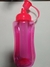 Garrafa squeeze de 600ml na cor pink com tubo de gelo.