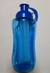 Garrafa squeeze azul de 600ml com tubo de gelo integrado.