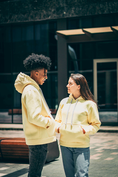 Hoodie Unisex En Algodon Amarillo en internet