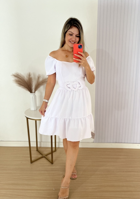 Vestido branco store com cinto dourado