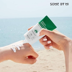 SOME BY MI - Truecica Mineral Calming Tone-Up Suncream SPF 50 PA++++ - comprar en línea