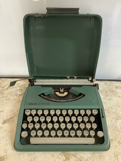 MÁQUINA DE ESCREVER OLIVETTI LETTERA 82 na internet