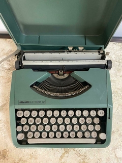 MÁQUINA DE ESCREVER OLIVETTI LETTERA 82