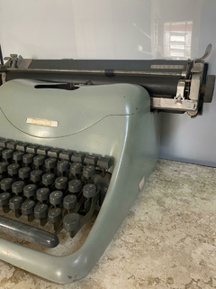 MÁQUINA DE ESCREVER OLIVETTI