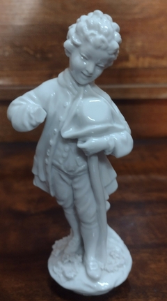 ESCULTURA MENINO CHAPÉU EM PORCELANA