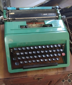 MÁQUINA DE ESCREVER OLIVETTI STUDIO 47