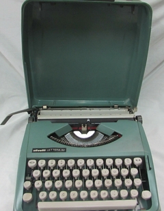 MÁQUINA DE ESCREVER OLIVETTI LETTERA 82