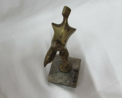 ESCULTURA DE BRONZE COM BASE GRANITO