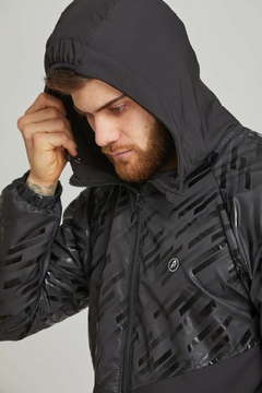 Campera Rompeviento con Capucha Running 7138