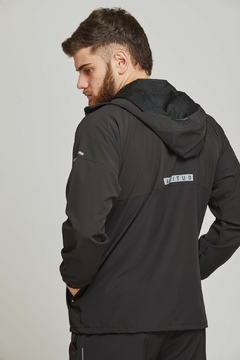 Campera Rompeviento con Capucha 7145 - Full Training