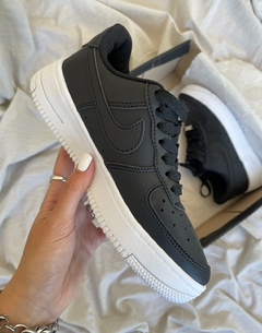 Air Force negra suela blanca