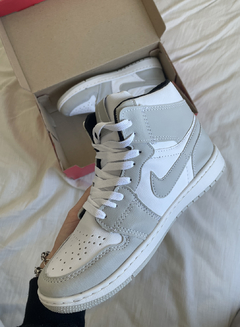 Jordan gris y blanco