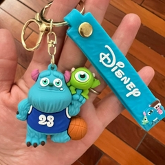 Llavero de Goma de Monster University - Sullivan y Mick con Basquet