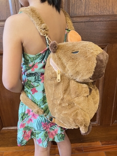 Mochila de Peluche - CAPIBARA -32cm- - comprar online