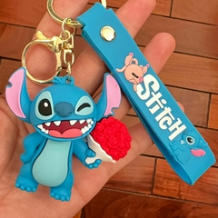 Llavero de Goma de Stitch con un Ramo de Rosas