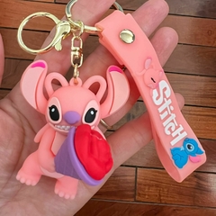 Llavero de Goma de Stitch Rosa - con un Ramo de Rosas