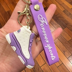 Llavero de Goma de Zapatilla - Blanco y Violeta