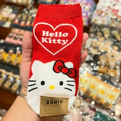 Medias Soquetes de Hello Kitty - Corazon Kitty Fondo Rojo