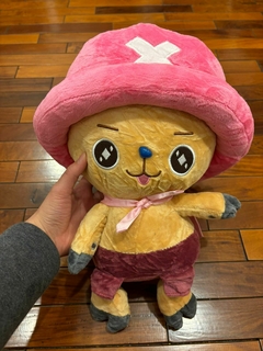 *Peluche de One Piece -45cm- Chopper con Capa Rosa