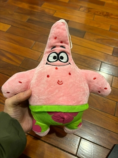 *Peluche de Bob Esponja - Patricio Pantalón Verde -24cm-