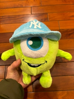 *Peluche de Monster Inc. - Mike Wazowski Gorra NY Celeste - 20cm