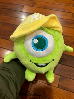 *Peluche de Monster Inc. - Mike Wazowski Gorra NY Amarillo - 20cm