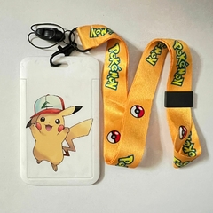 Portasube con Correa de Pikachu - Con Gorra Saludando