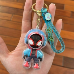 Llavero de Goma de Spider Man - Protegido con Auriculares Celestes