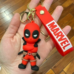 Llavero de Goma de Deadpool Negro - Brazos Cruzados