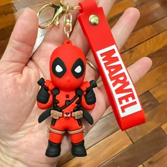 Llavero de Goma de Deadpool Negro - Manos Agarrando Espadas