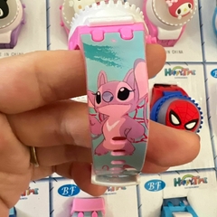 [T] Reloj Digital Infantil Con Tapa Giratoria y Luces -STITCH ROSA - comprar online