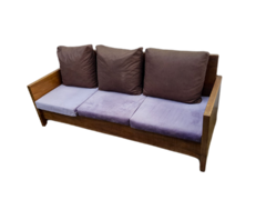 Sofá artesanal de três lugares, feito em madeira de demolição, com estofado confortável, apresentando um design sustentável e exclusivo da Marcenaria Tiradentes.