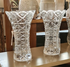 Jarra decorativa de vidro transparente alta com detalhes em relevo, perfeita para adicionar elegância e charme à decoração.