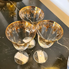 Taça Decorativa de Vidro para Vinho com Filigram Dourado na internet