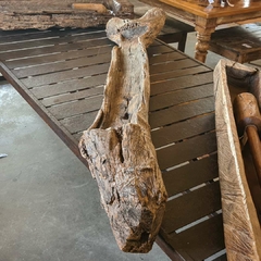 Cocho de madeira antiga em formato Y, perfeito para decoração vintage e sustentável
